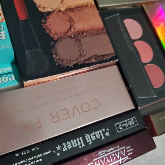 High-End Makeup Bundle - Picture 4 of 15